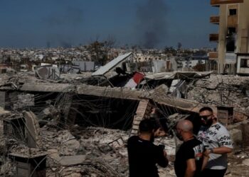 Danos causados por ataques aéreos israelenses, enquanto a fumaça sobe sobre os subúrbios ao sul de Beirute, no distrito de Choueifa • Louisa Gouliamaki/Reuters