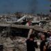 Danos causados por ataques aéreos israelenses, enquanto a fumaça sobe sobre os subúrbios ao sul de Beirute, no distrito de Choueifa • Louisa Gouliamaki/Reuters