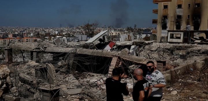 Danos causados por ataques aéreos israelenses, enquanto a fumaça sobe sobre os subúrbios ao sul de Beirute, no distrito de Choueifa • Louisa Gouliamaki/Reuters