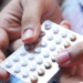 Entenda como os medicamentos circulam pelo corpo, encontram seus alvos e conseguem aliviar a dor.