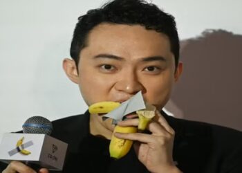 Empreendedor de criptomoedas come arte de banana que comprou por R$ 37 milhões