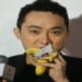 Empreendedor de criptomoedas come arte de banana que comprou por R$ 37 milhões