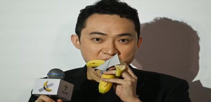 Empreendedor de criptomoedas come arte de banana que comprou por R$ 37 milhões