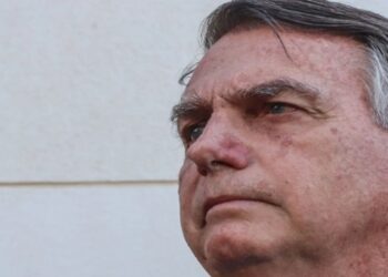 Transparência Internacional critica fundamentos da prisão domiciliar de Bolsonaro e alerta para riscos ao Estado de Direito. Entidade cobra respeito às garantias constitucionais.