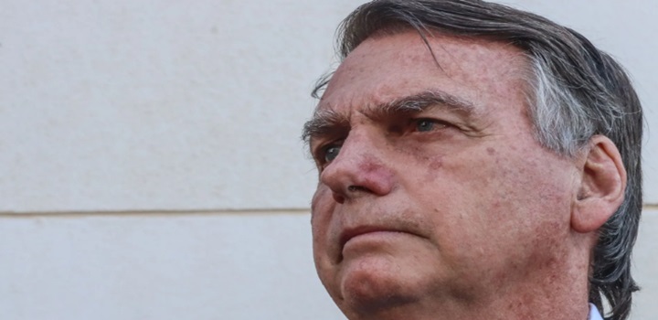 Transparência Internacional critica fundamentos da prisão domiciliar de Bolsonaro e alerta para riscos ao Estado de Direito. Entidade cobra respeito às garantias constitucionais.