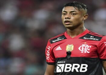 Bruno Henrique é suspenso por 12 jogos e multado em R$ 60 mil pelo STJD por manipulação de resultado. Punição só vale em competições nacionais; atacante do Flamengo segue liberado na Libertadores.
