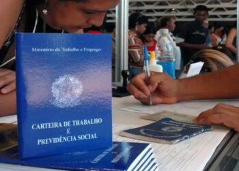 A taxa de desemprego no Brasil recuou para 5,6% no trimestre até julho, a menor desde o início da série histórica em 2012. Número de ocupados chega a 102,4 milhões, um novo recorde para o mercado de trabalho.