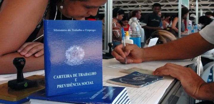 A taxa de desemprego no Brasil recuou para 5,6% no trimestre até julho, a menor desde o início da série histórica em 2012. Número de ocupados chega a 102,4 milhões, um novo recorde para o mercado de trabalho.