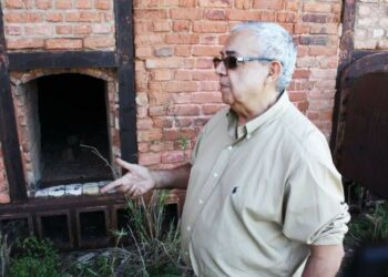 O ex-delegado Cláudio Guerra mostrando como os corpos de oposicionistas ao regime militar de 1964  eram incinerados nos fornos da Usina Cambahyba em Campos dos Goytacazes 
(Divulgação)