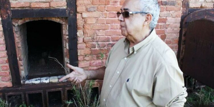 O ex-delegado Cláudio Guerra mostrando como os corpos de oposicionistas ao regime militar de 1964  eram incinerados nos fornos da Usina Cambahyba em Campos dos Goytacazes 
(Divulgação)