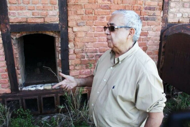 O ex-delegado Cláudio Guerra mostrando como os corpos de oposicionistas ao regime militar de 1964  eram incinerados nos fornos da Usina Cambahyba em Campos dos Goytacazes 
(Divulgação)