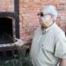 O ex-delegado Cláudio Guerra mostrando como os corpos de oposicionistas ao regime militar de 1964 eram incinerados nos fornos da Usina Cambahyba em Campos dos Goytacazes
(Divulgação)