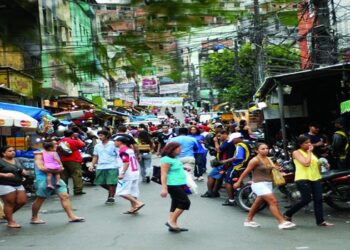 pessoas morando em favelas no brasil