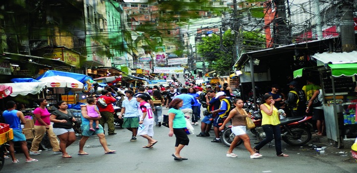pessoas morando em favelas no brasil