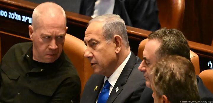 Yoav Gallant e Netanyahu. Premiê isralense demitiu ministro nesta semana (Foto: DEBBIE HILL/POOL/AFP via Getty Images
)