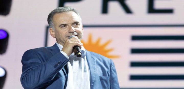 Quem é Yamandú Orsi, presidente eleito do Uruguai?