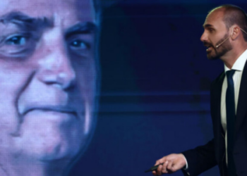 Poucas horas depois, Bolsonaro publicou uma imagem em resposta ao trecho da entrevista em questão, na qual aparece condecorando a si mesmo.