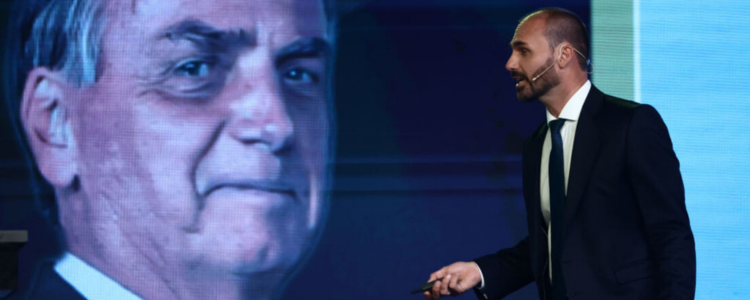Poucas horas depois, Bolsonaro publicou uma imagem em resposta ao trecho da entrevista em questão, na qual aparece condecorando a si mesmo.