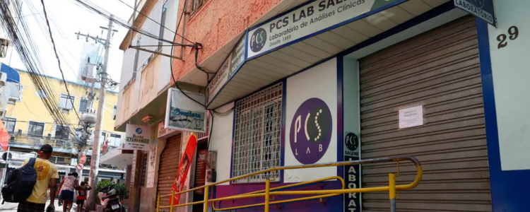 A Justiça do Rio concedeu habeas corpus aos sócios do laboratório de Análises Clínicas PCS Saleme, Matheus Sales Teixeira Bandoli Vieira e Walter Vieira. Todos estavam com prisão preventiva decretada pela Justiça.