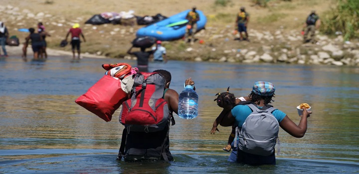 Haitianos atravessam o Rio Grande em direção aos Estados Unidos. Foto: d/AFP