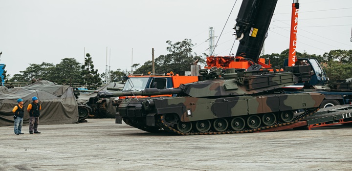 China faz dura advertência após chegada de tanques Abrams dos EUA em Taiwan