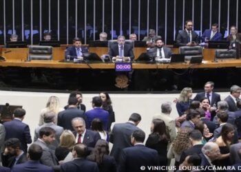 Projeto que pode reduzir pena de Bolsonaro enfrenta resistência e perde força no Senado