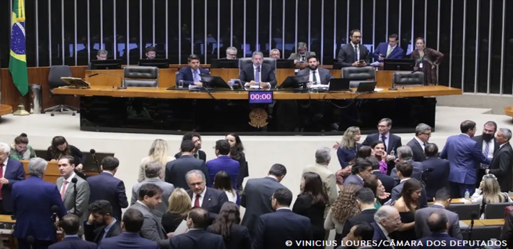 Projeto que pode reduzir pena de Bolsonaro enfrenta resistência e perde força no Senado
