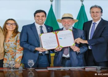 LEI QUE PROIBE CELULAR EM ESCOLAS