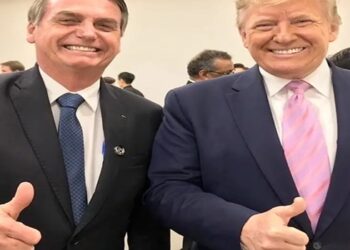 Polícia Federal indica que ex-presidente Jair Bolsonaro agiu de forma 'subordinada a interesses estrangeiros' ao pedir ajuda a advogado de Trump para postar sobre tarifas. Defesa alega surpresa com o indiciamento.