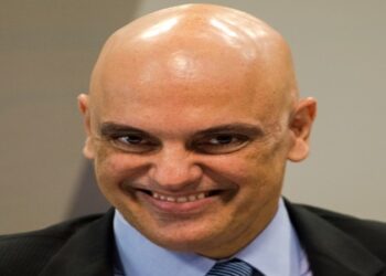 O ministro Alexandre de Moraes foi sancionado pelos EUA com base na Lei Magnitsky. Acusado de censura e perseguição, ele será alvo de restrições econômicas e proibido de entrar em território americano.