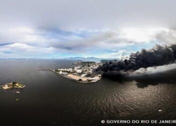 Após incêndio em fábrica, Inea teme vazamento de óleo na Guanabara