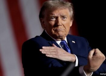 'Deus abençoe a América!': Trump confirma 'tarifaço' contra Canadá e México