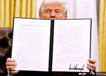 Trump assina ordem executiva taxando produtos do Canadá, México e China