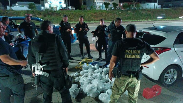 Mulher é presa com 36 kg de drogas na Região dos Lagos: