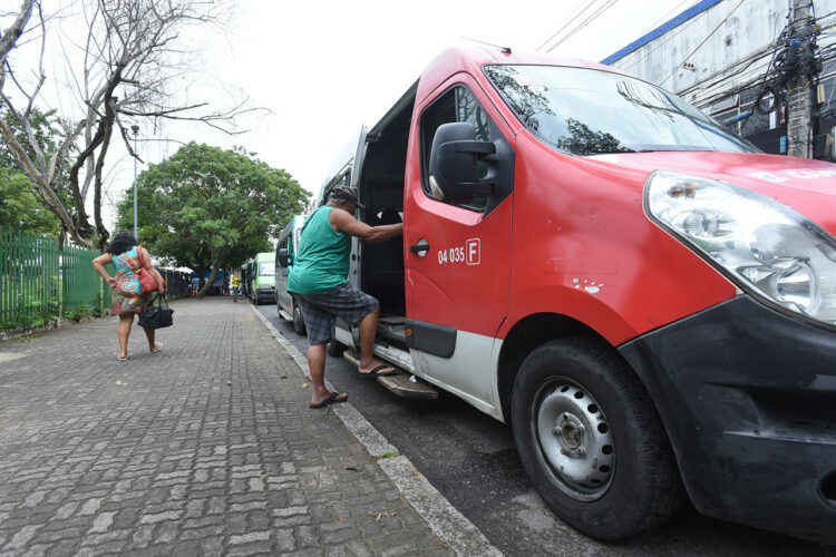 Frota de Vans diminui em Campos dos Goytacazes após atraso em subsídios; Prefeito em licença foi para o Nordeste