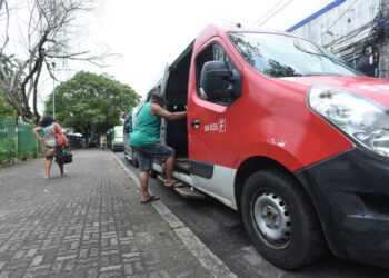 Frota de Vans diminui em Campos dos Goytacazes após atraso em subsídios; Prefeito em licença foi para o Nordeste