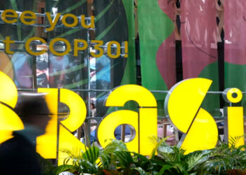 Diante do baixo número de reservas confirmadas e da crise de hospedagem, a organização da COP30 anuncia uma força-tarefa para auxiliar os países. Governo brasileiro rejeita pagar subsídios e aposta em navios e negociações bilaterais.