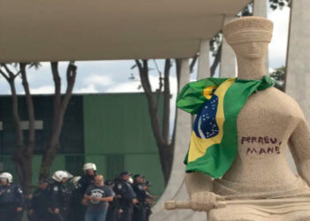 Moraes vota para condenar mulher que pichou "Perdeu, mané" no STF