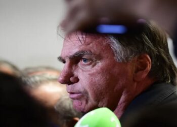 Defesa de Bolsonaro recorre contra prisão domiciliar decretada por Alexandre de Moraes, alegando que ex-presidente não violou medidas cautelares.
