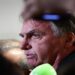 Defesa de Bolsonaro recorre contra prisão domiciliar decretada por Alexandre de Moraes, alegando que ex-presidente não violou medidas cautelares.