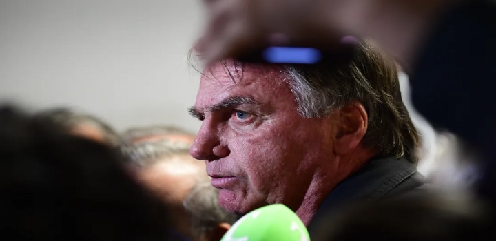 Defesa de Bolsonaro recorre contra prisão domiciliar decretada por Alexandre de Moraes, alegando que ex-presidente não violou medidas cautelares.
