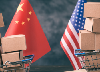 Ex-presidente dos EUA retoma discurso protecionista e promete sobretaxar importações em até 60%, o que pode agravar tensões comerciais com China e afetar cadeias produtivas em todo o mundo.