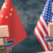Ex-presidente dos EUA retoma discurso protecionista e promete sobretaxar importações em até 60%, o que pode agravar tensões comerciais com China e afetar cadeias produtivas em todo o mundo.