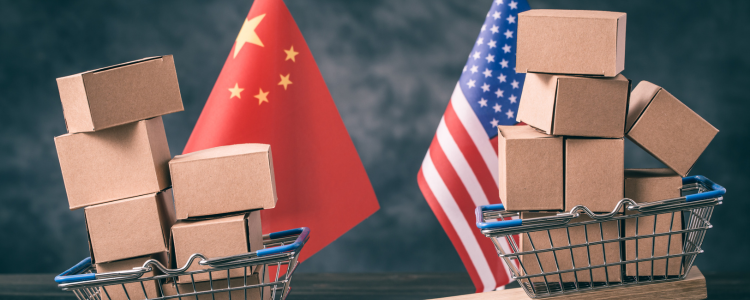 Ex-presidente dos EUA retoma discurso protecionista e promete sobretaxar importações em até 60%, o que pode agravar tensões comerciais com China e afetar cadeias produtivas em todo o mundo.