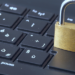 Golpes com inteligência artificial, apps maliciosos e ransomware estão entre os riscos que exigem atenção redobrada de usuários e empresas.