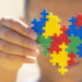 No Dia Mundial da Conscientização do Autismo, é preciso ir além da simbologia: ainda há desinformação, despreparo e resistência à inclusão real nas escolas, nas famílias e na sociedade.