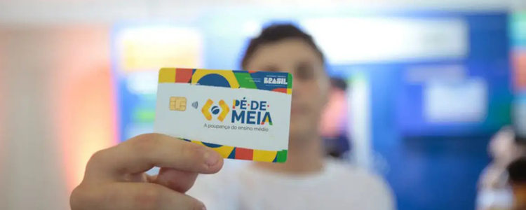 Beneficiários do ensino médio público podem retirar o incentivo-matrícula diretamente na conta da Caixa. Confira o calendário completo e quem tem direito.