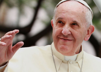 O Vaticano confirmou que o Papa Francisco faleceu devido a um derrame, seguido de coma e colapso cardiocirculatório. Entenda os detalhes da sua saúde nos últimos meses.