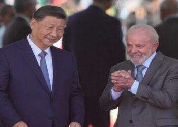 China e Brasil discutem resposta às tarifas de Trump; BRICS devem fazer frente unida