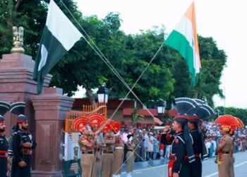 Todas as noites desde 1959, tropas indianas e paquistanesas baixam juntas suas bandeiras na fronteira de Wagah I(Getty Images)